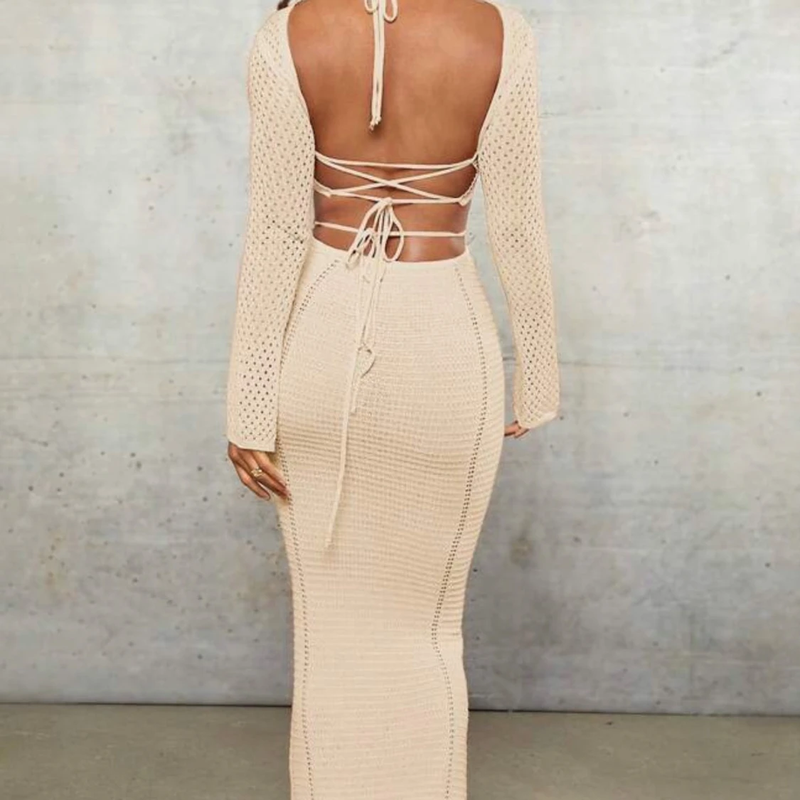Beige stickad långklänning med snörning - 1
