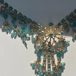 Halsband  - Snygg halsband.  Guldfärgad med blåpärlor 