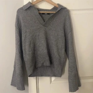 Grå stickad tröja - Säljer denna gråa tröja från BikBok i storlek XS. aldrig använd
