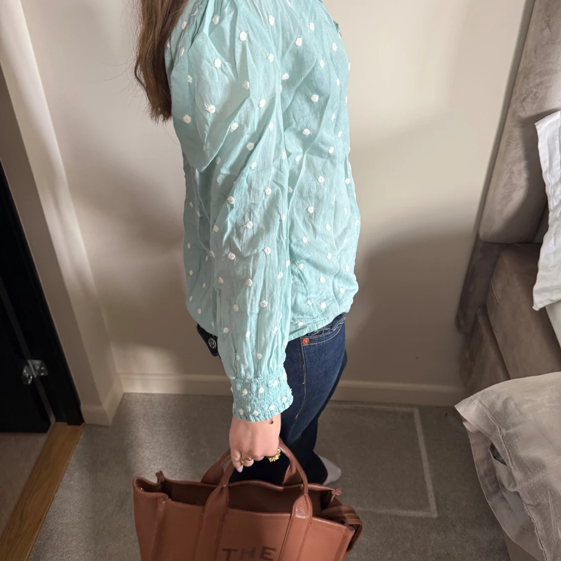 Ljusblå prickig blus med volang - 1