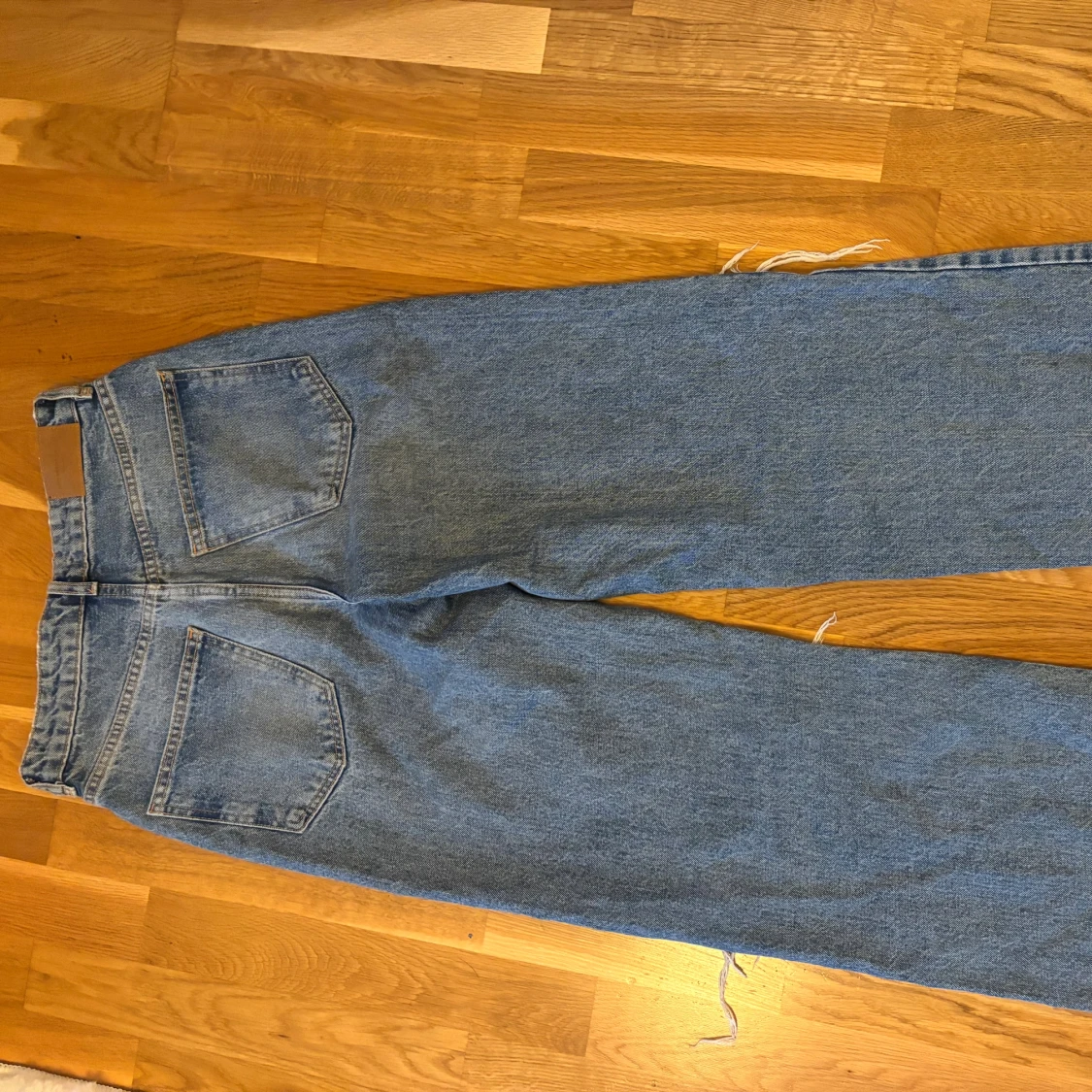 Blå jeans med hål vid knäna från Gina - 4