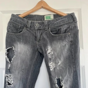 Lågmidjade jeans med revor  - Storlek 36