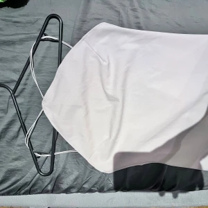 Ljuslila ärmlös klänning med tunna band - Supersöt ljuslila klänning med tunna axelband och enkel, stilren design. Klänningen är ärmlös och har en rak passform som ger en clean och modern look. Perfekt för dig som gillar minimalistisk stil och vill ha något lätt och luftigt.