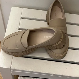 Skor  - Båda är använd men sik är som nytt, har bara haft 1 gång, storlek är 40 båda 