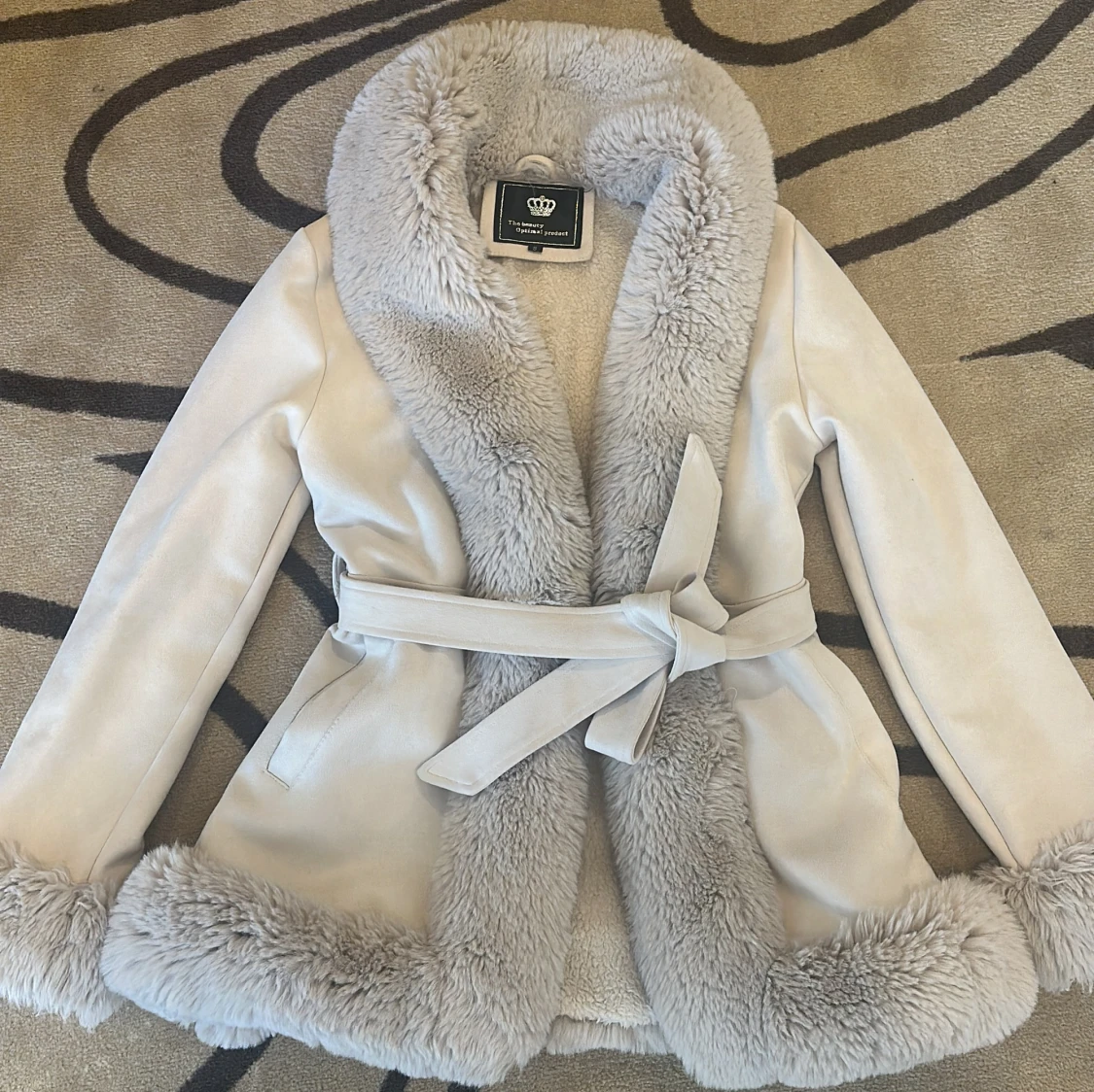 Beige pälsjacka med bälte S