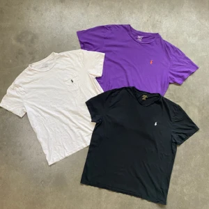  Polo Ralph Lauren t-shirt - Säljer Ralph Lauren T-shirts har 10st inne på lager i olika färger och alla storlekar skriv i DM om vilken färg du vill ha och storlek. Ny pris runt 600-900kr beroende på!