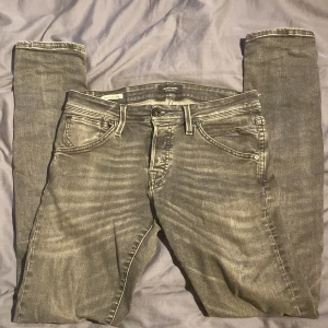 Jack & Jones jeans - Slim/Glenn jeans från Jack & Jones i en snygg grå tvätt. Jeansen är i perfekt skick 10/10 och i är i storlek 28/32, men passar även 29/32. Perfekt för dig som gillar stilrena och moderna jeans. Pris går att diskutera. Dm för funderingar!