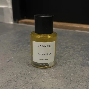 ESSNCE I Am Vanilla Parfym - Modern parfym från ESSNCE med namnet I Am Vanilla. Väldigt sällan använd, se bild för mängd🤍