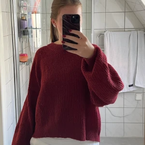 Oversized vinröd stickad tröja - Mysig oversized stickad tröja i vinrött med breda ärmar och rund hals. Använd fåtal gånger, lite längre i bak❤️