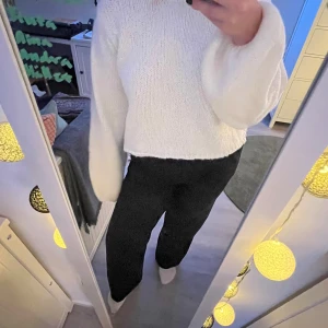 Svarta kostymbyxor från JJXX - Snygga svarta kostymbyxor från JJXX med klassisk rak passform. Byxorna har diskreta sidfickor och stängs med knapp och dragkedja. Perfekta för en clean och stilren look. Materialet känns mjukt och följsamt. De är högmidjade och i storlek 32/30 och jag brukar oftast bära 40/L.