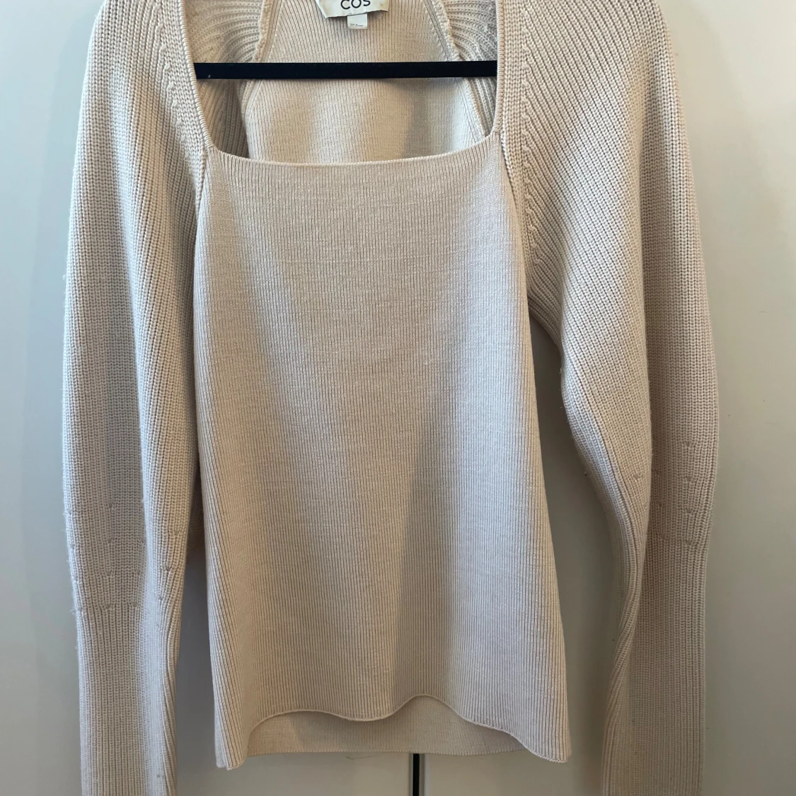 Beige stickad tröja från COS - 1