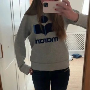 Grå sweatshirt från Isabel marant - Säljer en grå sweatshirt från Isabel marant med blått tryck! Knappt använd