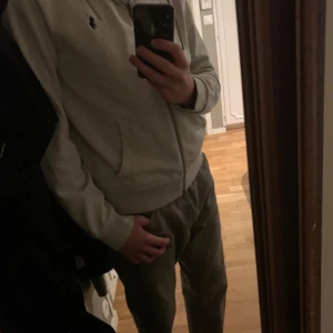 Ralph lauren gråvit zip Hoddie - Använd 5-10 gånger och inget smuts eller sånt 