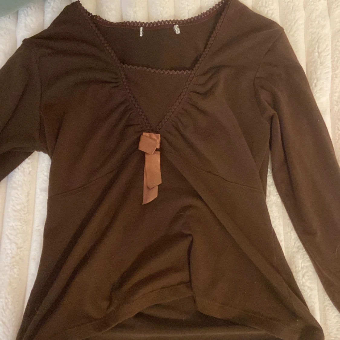 Brun långärmad topp med rosett - 1