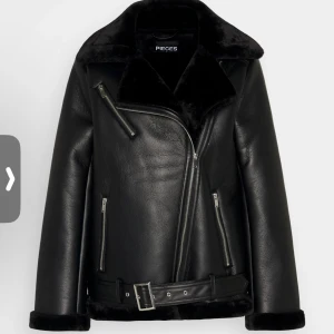 Teddy jacka - Oanvänd Teddy jacka, inte min stil och har inte hittat användning. Köpt från NA-KD för runt 1000kr💋Skriv för bild på!