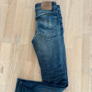 Jack and Jones jeans - Säljer ett par sköna snygga jack and Jones jeans dom är som nya har använt som 1-2 gånger. (Skriv om intresse) pris kan ju alltid diskuteras.