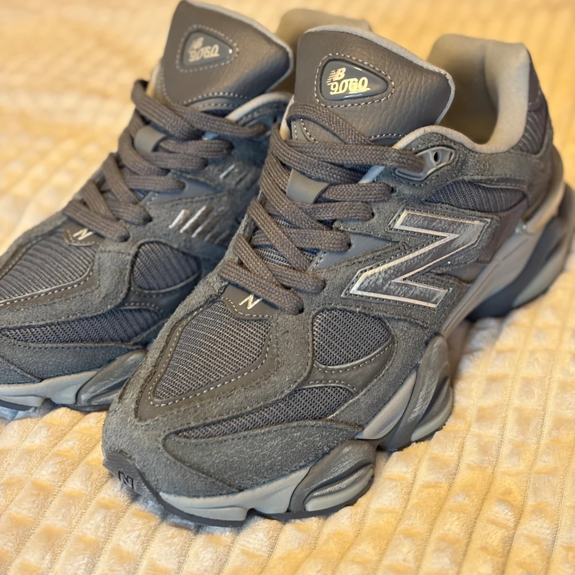 New Balance 9060 mörkgrå sneakers