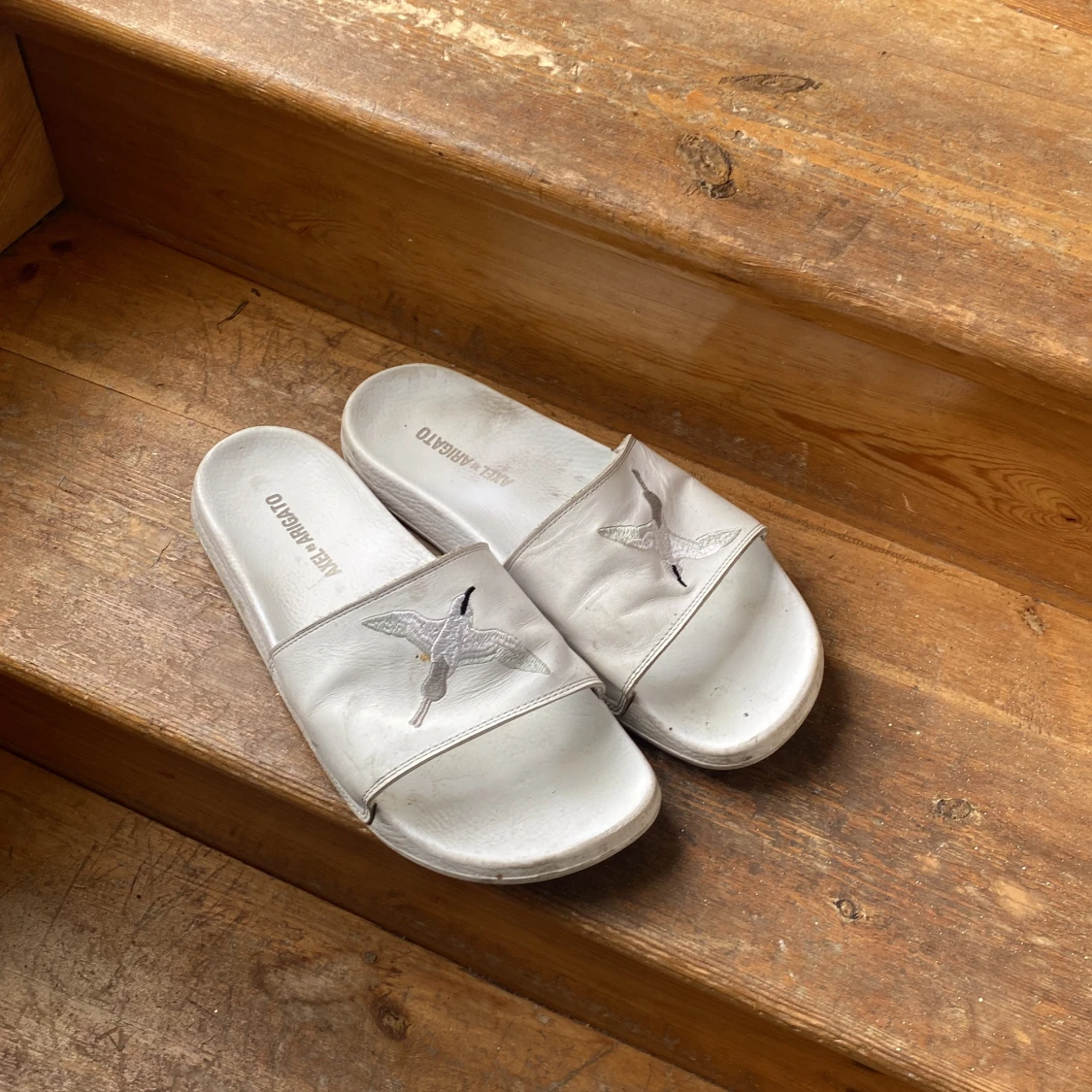 Tofflor Axel Arigato