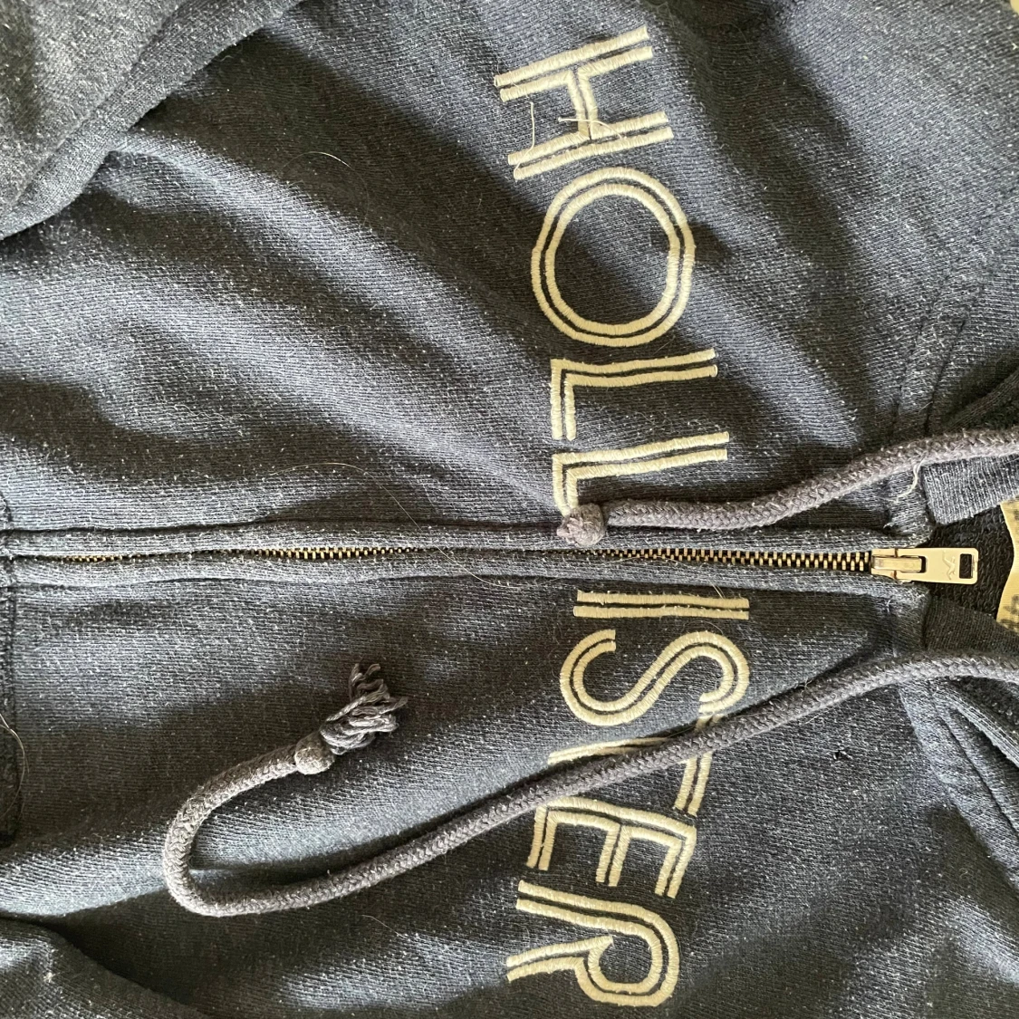 Mörkgrå hoodie från Hollister