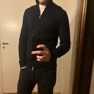 Matinique full zip - Säljer min mörkblåa full zip från matinique i 100% merino