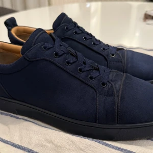 Christian Louboutin mörkblåa sneakers - - Strl 45 men passar 44                                                   - Mycket bra skick                                                            - Liten defekt men knappt märkbar (se bild 5)                                        - 🟥Öppen för prisförslag! 🟥                                   - Fräschar upp skorna innan jag skickar dom!                 - Skickar inom de 2 närmsta dagarna