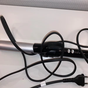 Locktång babyliss - HELT OANVÄND plattång från babyliss. den är helt oanvänd och väntar på bli såld💗pris kan diskuteras, skriv om ni vill ha fler bilder💗💗mycket populär produkt.