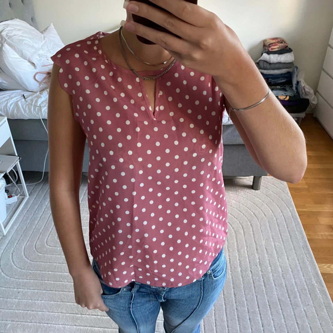 Rosa prickig blus med nyckelhålsringning