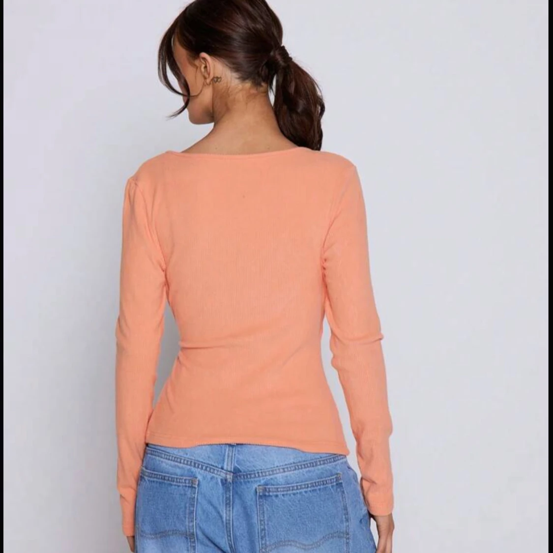 Persikofärgad omlottopp med knyt - 2