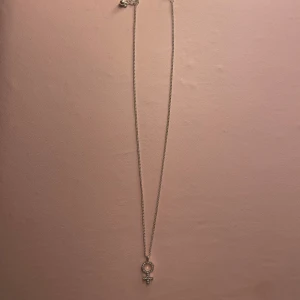 Silverhalsband med kvinnosymbol - Snyggt silverhalsband med en tunn kedja och ett hänge i form av kvinnosymbolen. Perfekt accessoar för att lyfta din outfit och visa girl power. Enkel och stilren design som passar till allt.