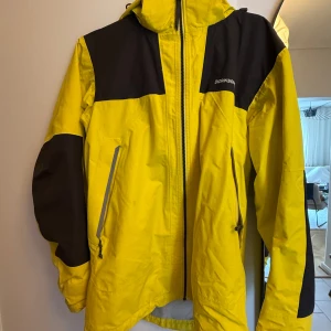 Didriksons vind/regnjacka - Friluftsjacka från Didriksons. Vind och vattentät. Mycket fint skick. Rätt stor i storleken - perfekt för tex en fleece eller tjockare tröja under. 