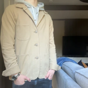 Overshirt  - Säljer en snygg och fräsch overshirt från uniqlo. Skicket är som nytt så inga defekter. Storleken är XS och Jag på bilden är 170 och den sitter bra på mig. Perfekt nu i höst! Priset kan diskuteras!
