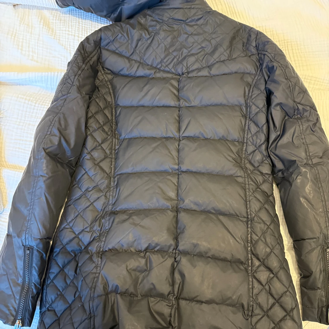 Svart quiltad dunjacka Rock and blue med mössa - 4