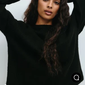 Svart stickad tröja från Gina - Säljer den populära stickade tröjan från Gina, den kommer aldrig till användning längre. 