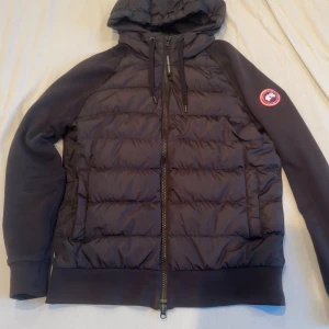 Svart pufferjacka från Canada Goose - Kvitto finns för jackan. Sparsamt använd. Perfekt för höst/vår. Skriv för fler bilder eller funderingar 