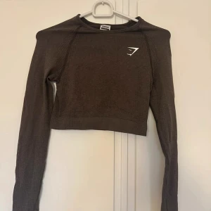 Brun croppad långärmad topp Gymshark - Säljer en brun croppad långärmad topp från Gymshark😊