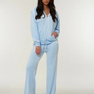 Ljusblå mjukis set  - Säljer ett par ljusblå mjukisett med snörning i midjan. Byxorna har stora fickor framtill och är tillverkade i mjukt material som känns skönt mot huden. Perfekt för chill dagar och avslappnad stil. Jag säljer både över och under delen över delen är storlek S och under delen är i storlek XS 