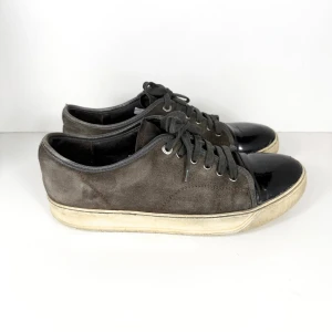 Lanvin Patent Cap Toe - Klassiska Lanvin med glansig tå. Skick: 6/10, diverse flaws & lösa trådar (se bilder). UK 8 fits 42-43. Retail: 5,500 SEK.
