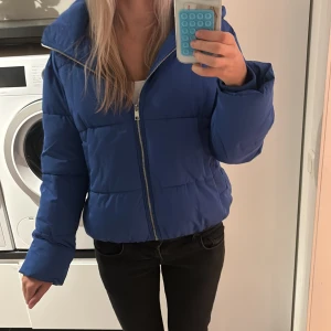 Blå vinter jacka  - Blå vinterjacka, passar perfekt till vintern. Använd någon fåtal gång🩷