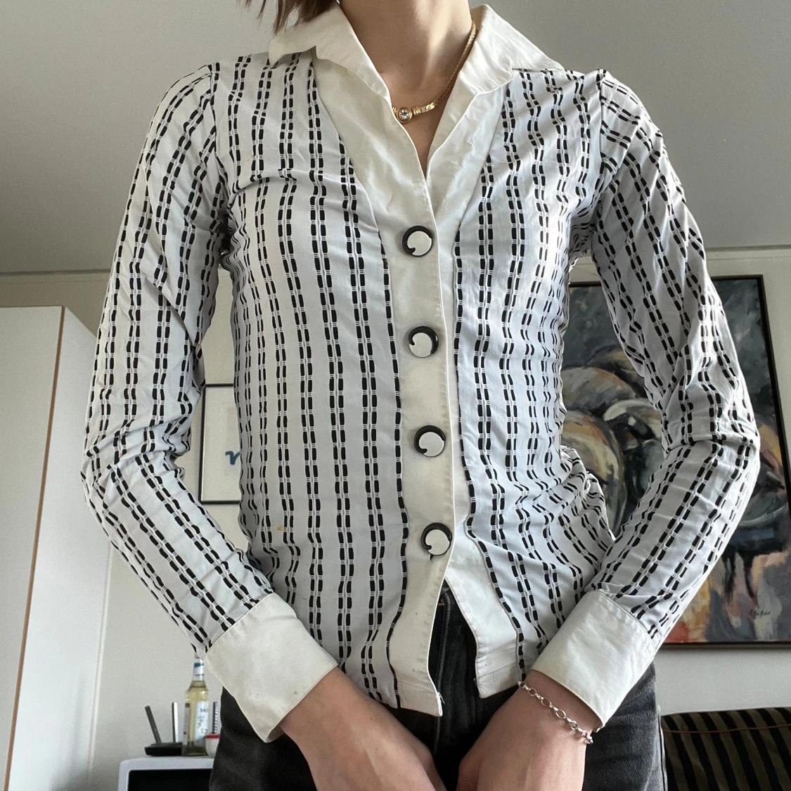 Vit och svart randig skjorta med stora knappar - 1