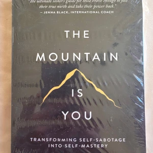 The Mountain Is You - En inspirerande bok om att övervinna själv-sabotage och ta kontroll över sitt liv. Perfekt för unga vuxna som vill utvecklas, hitta motivation och nå sina mål genom självinsikt och självbehärskning. Boken är helt ny Förseglad i sin originalplast Mjukpärm (inte Hardcover) Normal storlek (inte pocket)