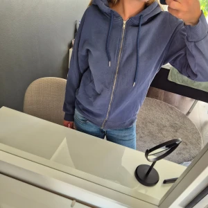 Blå zip hoodie - Jätteskön, söt❣️