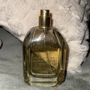 ZARA Fields at Nightfall Intense - Trendig parfym från ZARA med namnet Fields at Nightfall Intense. Perfekt för dig som vill sticka ut med en modern doft. PARFYMTESTER. Flaskan kommer utan lock. Ca 80 ml kvar av 100
