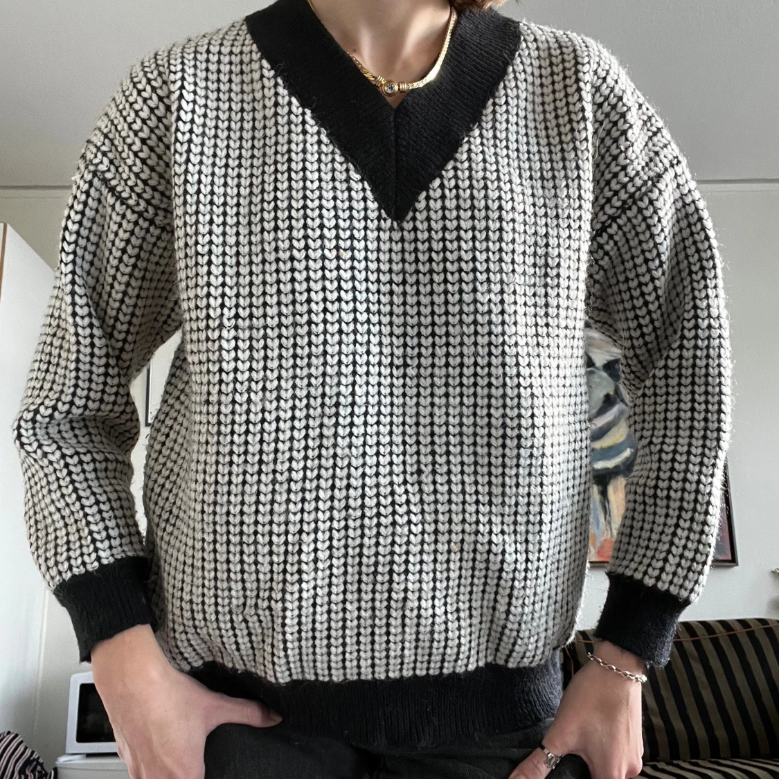 Svartvit stickad tröja med v-ringning