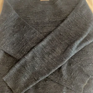Glittrig stickad tröja från Mango - Jätte fin glittrig marin blå stickad tröja från mango! Bara använt den några gånger då nästan i nytt skick!💓