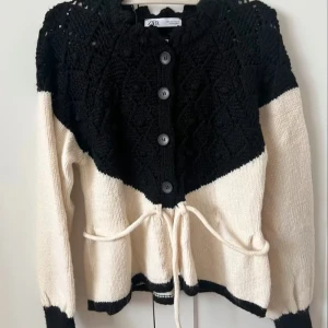 Populär stickad kofta  - Populär kofta med knytning vid midjan från Zara i storlek S, helt nytt skick ☺️