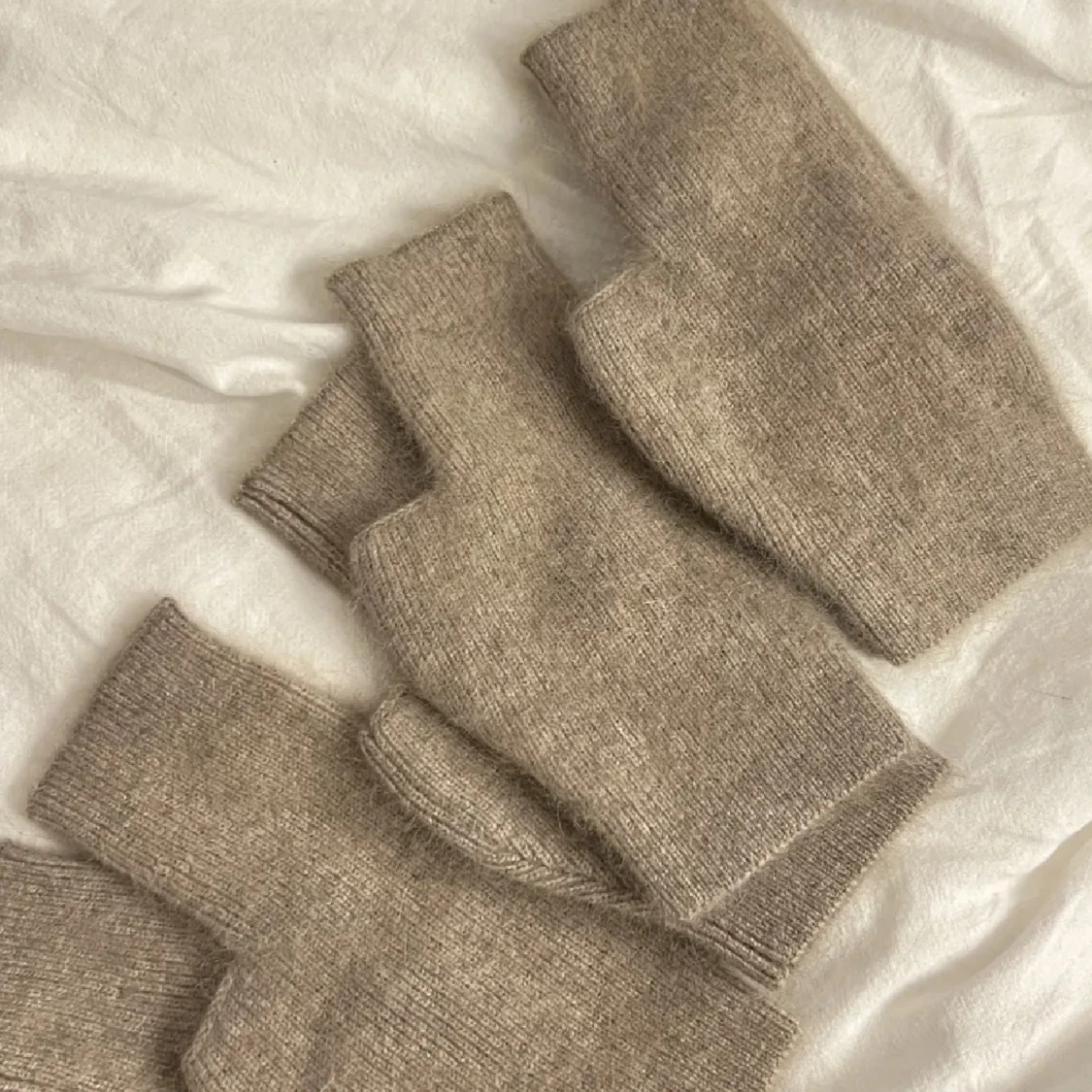 Beige stickade fingerlösa handskar - 1