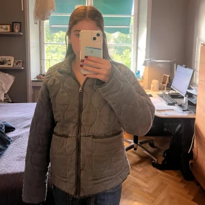 Zara quiltad grå jacka - Säljer nu denna supersnygga och populära jackan från Zara! 🩷 har några små noppror på framsidan, annars är den i bra skick! Tyget är vågigt och grått🌊