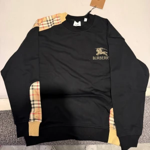 Burberry sweatshirt  - Säljer min burberry tröja då den var lite för liten för mig, priset börjar på 1500 men kan diskuteras. Den är i nytt skick då jag nyss har köpt den