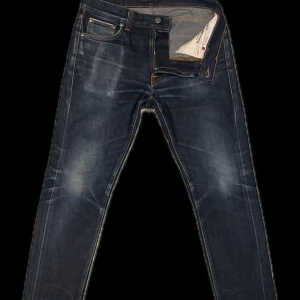 Nudie selvedge jeans - Tja! Säljer nu dessa nudie dry japan selvedge denim jeansen med ny pris på 2500kr då dem börjar bli för små, dem är använda i lite mer än ett år och tvättade 2 gånger en gång innan lagning och en nu innan jag säljer dem! Lagningen ser ni på bild 4! Hör gärna av er om ni har någon fråga Med vänlig hälsning!