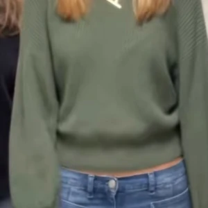 Grön stickad polotröja från NA-KD - Nästan aldrig använd, säljs inte längre heller! Pris kan diskuteras vid snabb affär 💗